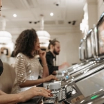 Игровые автоматы онлайн - яркие слоты на экране компьютера