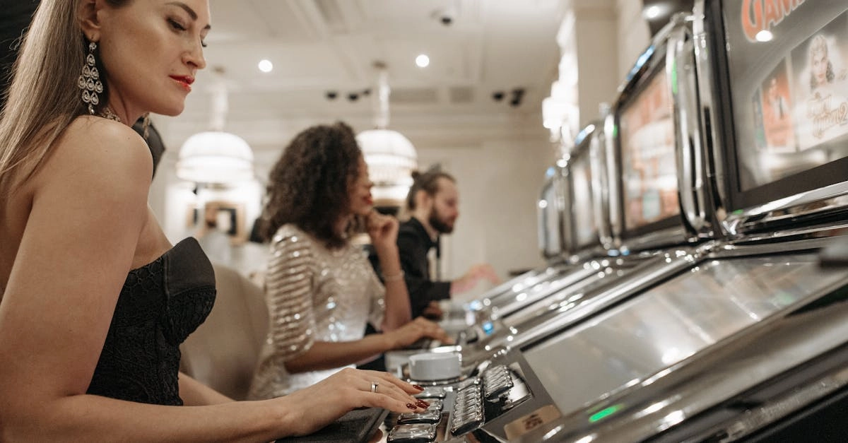 Игровые автоматы онлайн - яркие слоты на экране компьютера